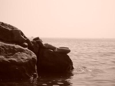 Femmina poco zen precariamente stabile cerca isola per il futuro. Domani potrai andar dove vuoi, ma per oggi resta. E leggi l'oroscopo.