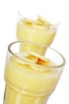 Frullato banana, arancia e yogurt