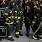 Salma Hayek posa con i vigili del fuoco nella città di New York (foto)