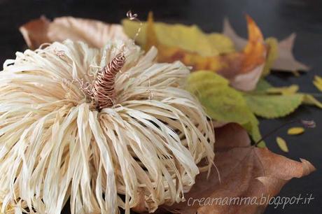 Zucca con rafia e filo di rame