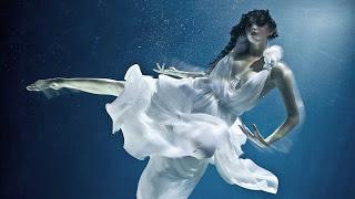 In apnea: l'arte fotografica di Zena Holloway