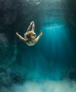 In apnea: l'arte fotografica di Zena Holloway