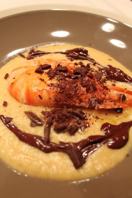 Crema di ceci con gamberoni e cioccolato