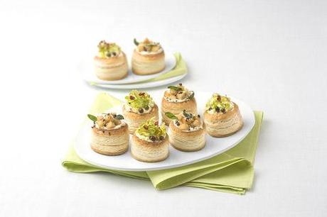 http://ricette.donnamoderna.com/var/ezflow_site/storage/images/media/images/ricette-importate/antipasto/vol-au-vent-e-sfogliatelle-e-tartellette/vol-au-vent-con-crema-di-pollo-e-porri/piatto-pronto-vol-au-vent-tovaglietta-verde/45028351-1-ita-IT/piatto-pronto-vol-au-vent-tovaglietta-verde_dettaglio_ricette_slider_grande3.jpg