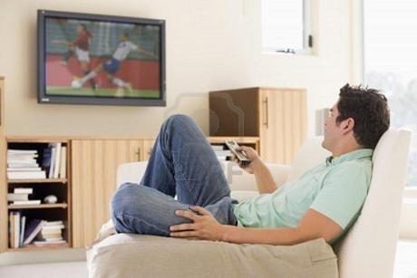 tv,televisione,uomo,soggiorno,calcio,guardare