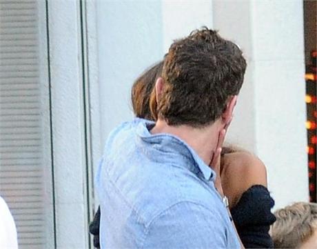 Scoppia la passione tra Gerard Butler e Madalina Ghenea: ecco le foto