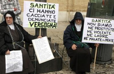 Suore con fischietto Singolare protesta a Napoli