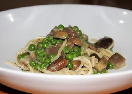 Noodles con funghi, pisellini e caciocavallo!