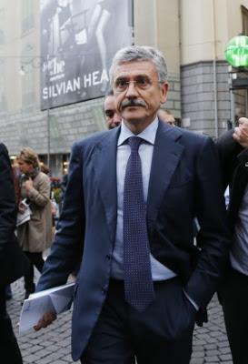 D’Alema rimette la sua candidatura al partito (sic!) e il “libro bianco” sulla corruzione ci dice cosa saremmo senza. Un altro mondo, in tutti i sensi.