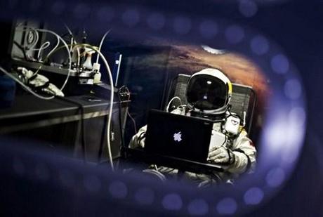 L’uomo che ha infranto il muro del suono con iPhone e MacBook al Red Bull Stratos