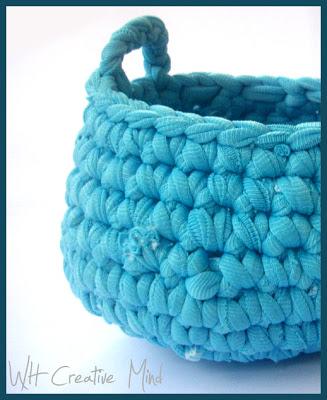 Crocheted T-shirt yarn basket: fettuccia lavorata all'uncinetto