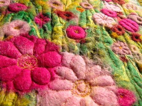 Campo fiorito in lana cardata