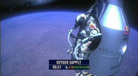 Un divertente Felix si lancia dalla stratosfera terrestre