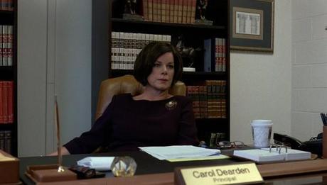 una immagine di Marcia Gay Harden Preside Carol Dearden1 620x353 su Detachment: Quei Luoghi Oscuri Dove Comincia il Nostro Distacco