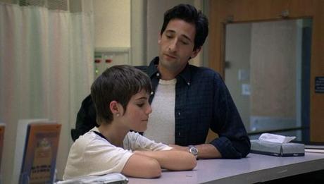 Adrien Brody con Sami Gayle (Henry Barthes con Erica) una immagine di Adrien Brody con Sami Gayle Henry Barthes con Erica 2 620x353 su Detachment: Quei Luoghi Oscuri Dove Comincia il Nostro Distacco