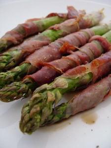 Asparagi al Prosciutto Con Salsa Piccante