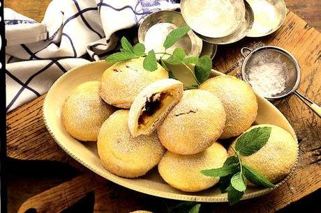 http://ricette.donnamoderna.com/var/ezflow_site/storage/images/media/images/ricette-importate/dolce-dessert/biscotti-dolcetti-pasticcini/bocconotti-alla-crema/piatto-pronto-stampi-colino/20511491-1-ita-IT/piatto-pronto-stampi-colino_dettaglio_ricette_slider_grande3.jpg