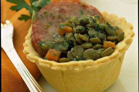 http://ricette.donnamoderna.com/var/ezflow_site/storage/images/media/images/ricette-importate/antipasto/vol-au-vent-e-sfogliatelle-e-tartellette/coppette-croccanti-con-lenticchie-e-cotechino/piatto-pronto-forchetta/17817651-1-ita-IT/Piatto-pronto-forchetta_dettaglio_ricette_slider_grande3.jpg