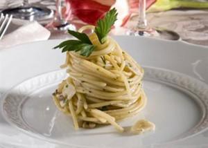 Pasta veloce con aglio e acciughe