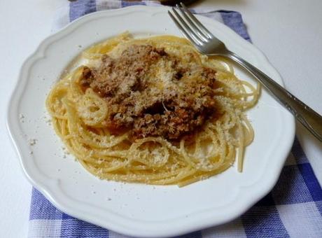 makaronia me kima (spaghetti col ragù)