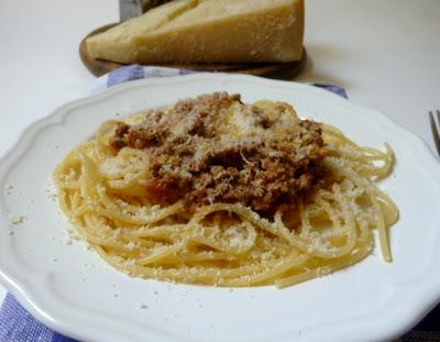 makaronia me kima (spaghetti col ragù)