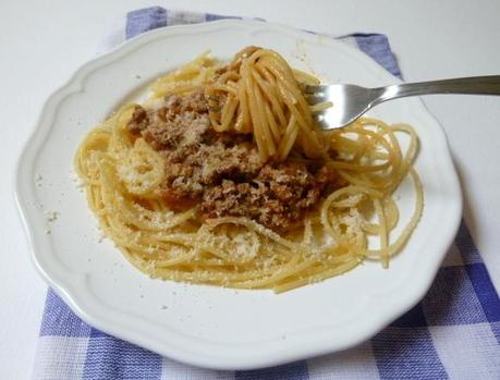 makaronia me kima (spaghetti col ragù)