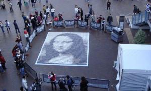 Monna Lisa affascina anche così: costruita con tazzine di caffelatte