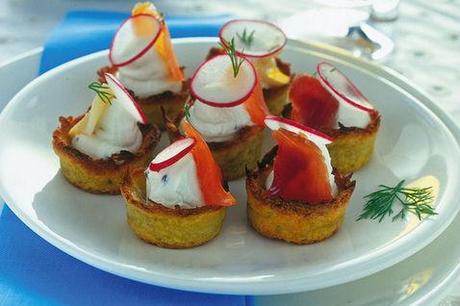 http://ricette.donnamoderna.com/var/ezflow_site/storage/images/media/images/ricette-importate/antipasto/stuzzichini-e-snacks/nidi-di-patate-con-pesce-affumicato/piatto-pronto-bicchiere-birra-tovagliolo-azzurro-ciotoline/33220541-1-ita-IT/piatto-pronto-bicchiere-birra-tovagliolo-azzurro-ciotoline_dettaglio_ricette_slider_grande3.jpg