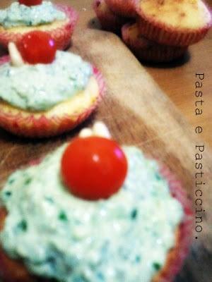 CUPCAKES SALATI AL PARMIGIANO CON FROSTING AL PESTO