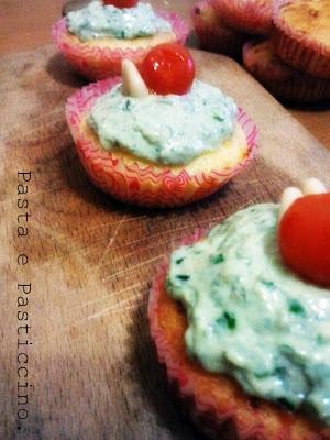 CUPCAKES SALATI AL PARMIGIANO CON FROSTING AL PESTO