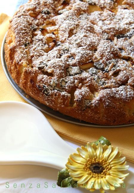 Torta di mele, albicocche e uvetta