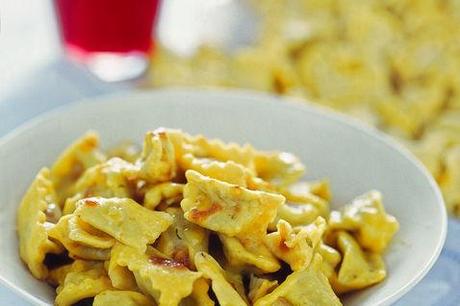 http://ricette.donnamoderna.com/var/ezflow_site/storage/images/media/images/ricette-importate/primo/pasta-fresca/agnolotti-con-il-plin/piatto-pronto-agnolotti-bicchiere-di-vino-vino-rosso/32258261-1-ita-IT/piatto-pronto-agnolotti-bicchiere-di-vino-vino-rosso_dettaglio_ricette_slider_grande3.jpg