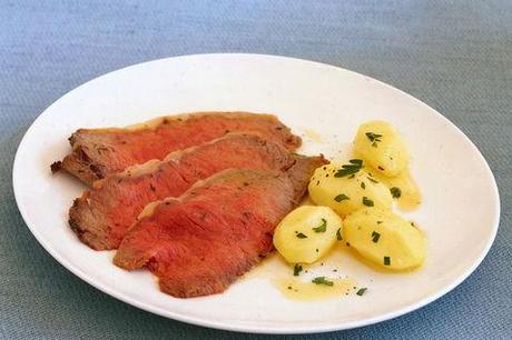 http://ricette.donnamoderna.com/var/ezflow_site/storage/images/media/images/ricette-importate/secondo/carne/roast-beef-all-inglese-2/piatto-pronto-piatto-bianco-sfondo-azzurro/32251511-1-ita-IT/piatto-pronto-piatto-bianco-sfondo-azzurro_dettaglio_ricette_slider_grande3.jpg