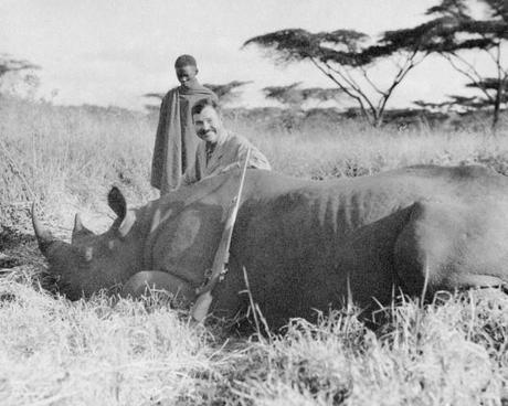 una immagine di Ernest Hemingway in Africa 1933 34 620x496 su L’Africa di Ernest Hemingway: un Safari Letterario