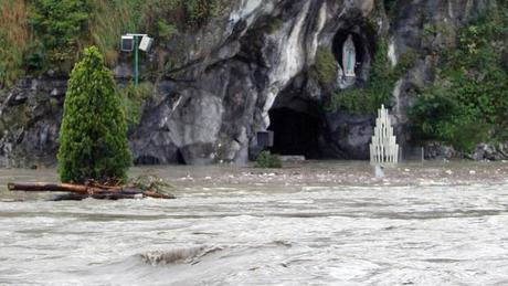 http://i.i.com.com/cnwk.1d/i/tim/2012/10/20/Lourdes_grotto_AP533959905909_620x350.jpg