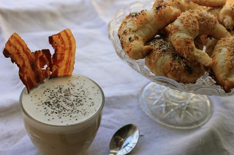 Cappuccino salato e croissant al parmigiano