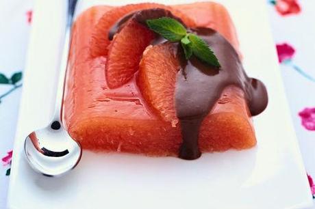 http://ricette.donnamoderna.com/var/ezflow_site/storage/images/media/images/ricette-importate/dolce-dessert/gelatine/gelatina-di-pompelmo-con-salsa-al-cioccolato/piatto-pronto-piatto-da-portata-rettangolare-cucchiaio-tovaglia-fucsia/32274191-1-ita-IT/piatto-pronto-piatto-da-portata-rettangolare-cucchiaio-tovaglia-fucsia_dettaglio_ricette_slider_grande3.jpg