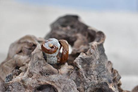 Anello in corda, sabbia e gommalacca