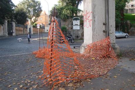 IL POLLAIO E' ANCORA LI'! A DUE SETTIMANE DALLA NOSTRA SEGNALAZIONE ANCORA NESSUNO HA PROVVEDUTO A RIPARARE IL PORTONE DEL GIANICOLO! VERGOGNA!