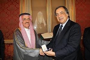 Pecunea non olet: Lo sceicco del Bahrain incontra il sindaco “Investirò due miliardi a Palermo”