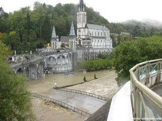 #Lourdes tra abusivismo edilizio e acqua (santa)