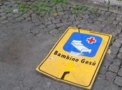 "scusi, dov'e' bambino gesu'?"... terra! hanno sconocchiato cartello, sono settimane cosi' nessuno muove dito! troppa fatica tirarlo