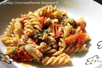 Fusilli con lattuga, tonno e pomodorini