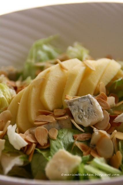 INSALATA RICCA CON GORGONZOLA,MELA E MANDORLE