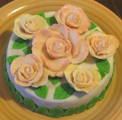 Torta decorata con rose in mmf