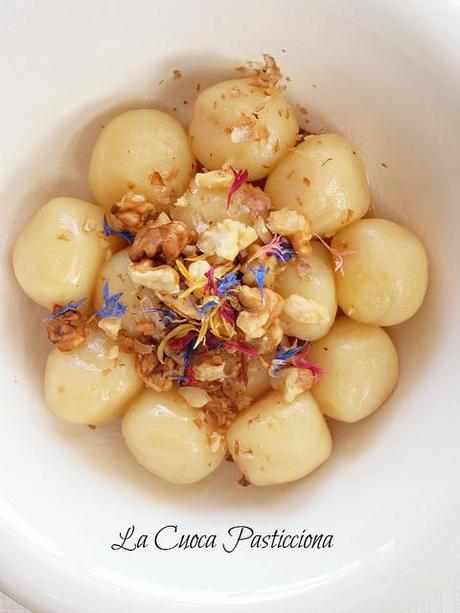 Perle di patate ripiene di Sbrinz e Gruyere al profumo di miele e noci