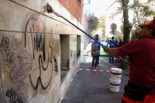 CLEAN-UP! I VOLONTARI DI RETAKE ROMA RIPULISCONO I MURI DI MONTEVERDE, E LA BATTAGLIA ANTIGRAFFITI CONTAGIA TUTTO IL QUARTIERE. IL VIDEO E LE IMMAGINI