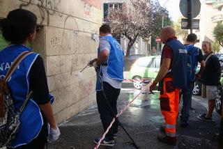 CLEAN-UP! I VOLONTARI DI RETAKE ROMA RIPULISCONO I MURI DI MONTEVERDE, E LA BATTAGLIA ANTIGRAFFITI CONTAGIA TUTTO IL QUARTIERE. IL VIDEO E LE IMMAGINI