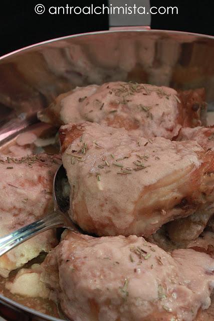 Sovracosce di Pollo Arrosto con Salsa alla Cipolla Rossa e Gorgonzola