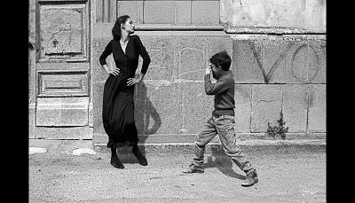 Tre maestri italiani della fotografia in mostra alla Bourse de Commerce a Parigi